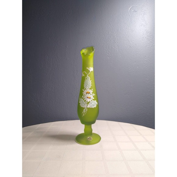 Frosted avocado green westmoreland glass bud vase with daisies and white flowers - Picture 1 of 7
